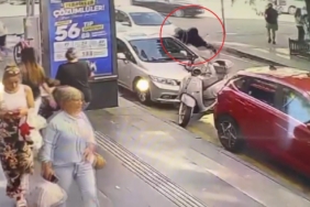 SAMSUN'DA YAŞLI KADIN İLE TORUNUNA OTOMOBİLİN ÇARPTIĞI ANLAR KAMERADA