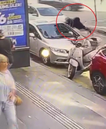 SAMSUN'DA YAŞLI KADIN İLE TORUNUNA OTOMOBİLİN ÇARPTIĞI ANLAR KAMERADA