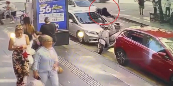 SAMSUN'DA YAŞLI KADIN İLE TORUNUNA OTOMOBİLİN ÇARPTIĞI ANLAR KAMERADA