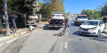SANCAKTEPE'DE BETON POMPA ARACI KARŞI ŞERİDE GEÇEREK 3 ARACA ÇARPTI: 5 YARALI
