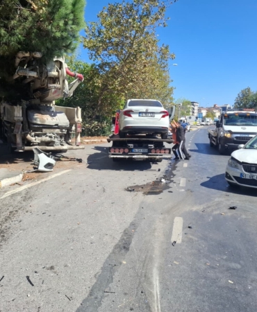 SANCAKTEPE'DE BETON POMPA ARACI KARŞI ŞERİDE GEÇEREK 3 ARACA ÇARPTI: 5 YARALI
