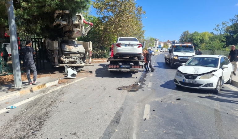 SANCAKTEPE'DE BETON POMPA ARACI KARŞI ŞERİDE GEÇEREK 3 ARACA ÇARPTI: 5 YARALI