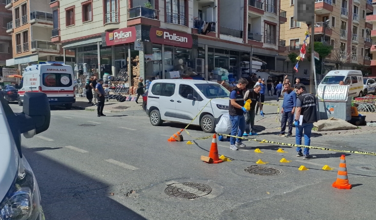 SANCAKTEPE'DE SEYİR HALİNDEKİ OTOMOBİLE SİLAHLI SALDIRI: 1 ÖLÜ OTOMOBİLİ KURŞUN YAĞMURUNA TUTULAN SÜRÜCÜ HAYATINI KAYBETTİ
