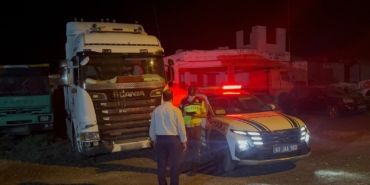 ŞANLIURFA SAHTE PLAKA TAKAN TIR SÜRÜCÜSÜ GÖZALTINA ALINDI
