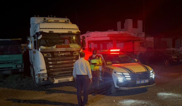 ŞANLIURFA SAHTE PLAKA TAKAN TIR SÜRÜCÜSÜ GÖZALTINA ALINDI