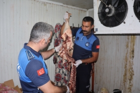 ŞANLIURFA'DA 315 KİLO BOZUK ET ELE GEÇİRİLDİ OKUL KANTİNİNDE SON KULLANMA TARİHİ GEÇMİŞ ÜRÜNLER ELE GEÇİRİLDİ
