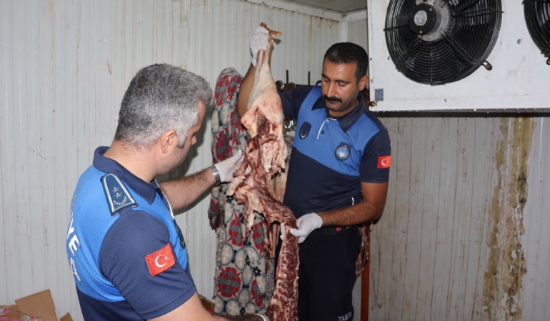 ŞANLIURFA'DA 315 KİLO BOZUK ET ELE GEÇİRİLDİ OKUL KANTİNİNDE SON KULLANMA TARİHİ GEÇMİŞ ÜRÜNLER ELE GEÇİRİLDİ