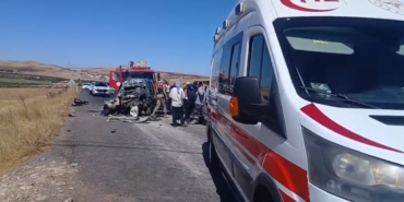 ŞANLIURFA'DA FECİ KAZA: 4 ÖLÜ, 2 AĞIR YARALI ŞANLIURFA'DA HAFİF TİCARİ ARAÇ KAMYONA ÇARPTI: 4 ÖLÜ, 2 AĞIR YARALI