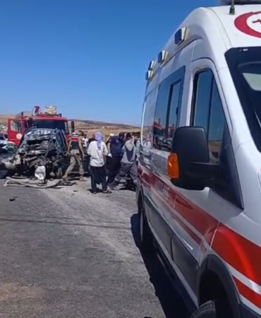 ŞANLIURFA'DA FECİ KAZA: 4 ÖLÜ, 2 AĞIR YARALI ŞANLIURFA'DA HAFİF TİCARİ ARAÇ KAMYONA ÇARPTI: 4 ÖLÜ, 2 AĞIR YARALI
