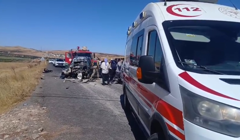 ŞANLIURFA'DA FECİ KAZA: 4 ÖLÜ, 2 AĞIR YARALI ŞANLIURFA'DA HAFİF TİCARİ ARAÇ KAMYONA ÇARPTI: 4 ÖLÜ, 2 AĞIR YARALI