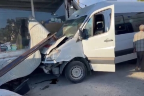 ŞANLIURFA'DA İŞÇİ SERVİSİ DÜKKANA DALDI: 10 YARALI