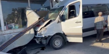 ŞANLIURFA'DA İŞÇİ SERVİSİ DÜKKANA DALDI: 10 YARALI
