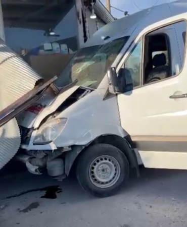 ŞANLIURFA'DA İŞÇİ SERVİSİ DÜKKANA DALDI: 10 YARALI