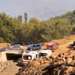 SEPETLİ MOTOSİKLET UÇURUMDAN UÇTU: 3 YARALI