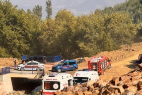 SEPETLİ MOTOSİKLET UÇURUMDAN UÇTU: 3 YARALI
