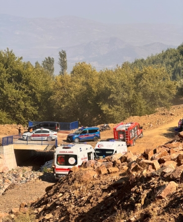 SEPETLİ MOTOSİKLET UÇURUMDAN UÇTU: 3 YARALI