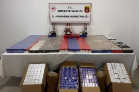 SİMAV'DA JANDARMADAN KAÇAKÇILIK OPERASYONU, BİNLERCE PAKET SİGARA VE MAKARON ELE GEÇİRİLDİ
