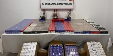 SİMAV'DA JANDARMADAN KAÇAKÇILIK OPERASYONU, BİNLERCE PAKET SİGARA VE MAKARON ELE GEÇİRİLDİ