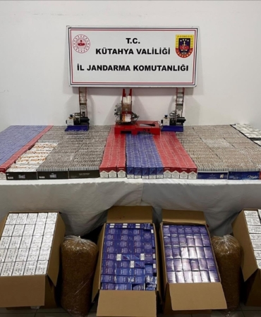 SİMAV'DA JANDARMADAN KAÇAKÇILIK OPERASYONU, BİNLERCE PAKET SİGARA VE MAKARON ELE GEÇİRİLDİ