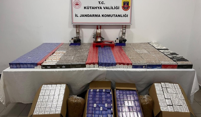 SİMAV'DA JANDARMADAN KAÇAKÇILIK OPERASYONU, BİNLERCE PAKET SİGARA VE MAKARON ELE GEÇİRİLDİ