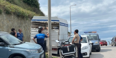 SİNOP'TA BELEDİYEYE AİT TABELAYI ALAN ŞAHIS POLİS MERKEZİNE GÖTÜRÜLDÜ
