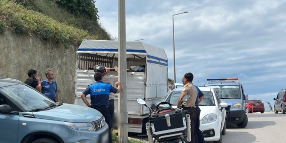 SİNOP'TA BELEDİYEYE AİT TABELAYI ALAN ŞAHIS POLİS MERKEZİNE GÖTÜRÜLDÜ