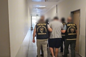 SİNYAL KESİCİ CİHAZLA KİLİTLENMESİNİ ENGELLEDİKLERİ ARAÇTAN HIRSIZLIK YAPTILAR GÜVENLİK KAMERASINA YANSIYAN OLAYDA 3 ŞÜPHELİ ÇIKARILDIĞI MAHKEMECE TUTUKLANDI