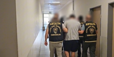SİNYAL KESİCİ CİHAZLA KİLİTLENMESİNİ ENGELLEDİKLERİ ARAÇTAN HIRSIZLIK YAPTILAR GÜVENLİK KAMERASINA YANSIYAN OLAYDA 3 ŞÜPHELİ ÇIKARILDIĞI MAHKEMECE TUTUKLANDI