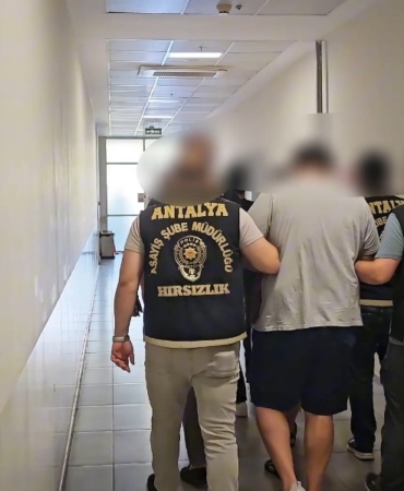 SİNYAL KESİCİ CİHAZLA KİLİTLENMESİNİ ENGELLEDİKLERİ ARAÇTAN HIRSIZLIK YAPTILAR GÜVENLİK KAMERASINA YANSIYAN OLAYDA 3 ŞÜPHELİ ÇIKARILDIĞI MAHKEMECE TUTUKLANDI