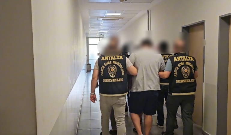 SİNYAL KESİCİ CİHAZLA KİLİTLENMESİNİ ENGELLEDİKLERİ ARAÇTAN HIRSIZLIK YAPTILAR GÜVENLİK KAMERASINA YANSIYAN OLAYDA 3 ŞÜPHELİ ÇIKARILDIĞI MAHKEMECE TUTUKLANDI