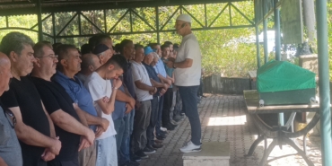 STAJ ÖNCESİ PARA BİRİKTİRMEK İÇİN BİR İŞYERİNE 15 GÜNLÜĞÜNE KURYE OLARAK GİREN ÇOCUK, İLK İŞ GÜNÜNDE HAYATINI KAYBETTİ YOL ORTASINDAKİ ARIZALI FORKLİFTE MOTOSİKLETİYLE ÇARPAN 17 YAŞINDAKİ YİĞİT GÖZYAŞLARI ARASINDA TOPRAĞA VERİLDİ