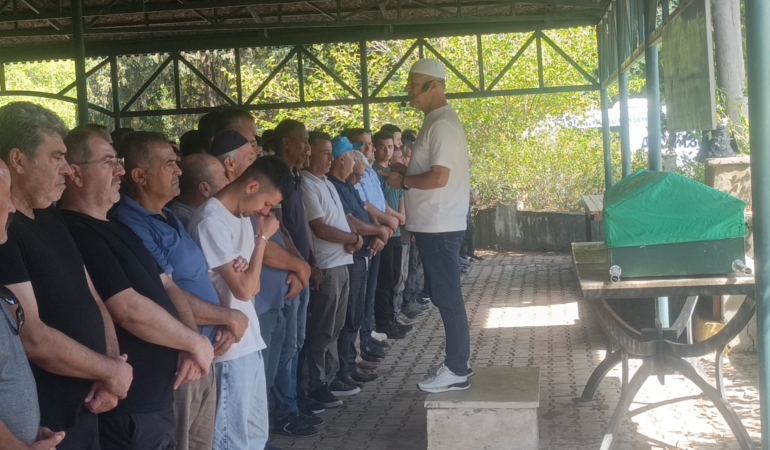 STAJ ÖNCESİ PARA BİRİKTİRMEK İÇİN BİR İŞYERİNE 15 GÜNLÜĞÜNE KURYE OLARAK GİREN ÇOCUK, İLK İŞ GÜNÜNDE HAYATINI KAYBETTİ YOL ORTASINDAKİ ARIZALI FORKLİFTE MOTOSİKLETİYLE ÇARPAN 17 YAŞINDAKİ YİĞİT GÖZYAŞLARI ARASINDA TOPRAĞA VERİLDİ