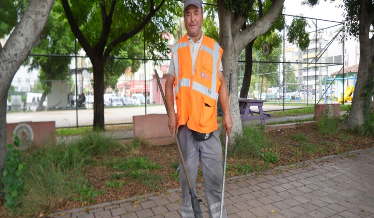 SÜPÜRGEYİ BIRAKTI, ÜZERİNDEN ÇIKARDIĞI YELEĞİNİ CAN KURTARMAK İÇİN SALLADI TEMİZLİK İŞÇİSİ REFLEKTÖRLÜ YELEĞİNİ SALLAYIP KAZAYA GİDEN AMBULANSA YOL AÇTI KAZA YERİNE ULAŞAN AMBULANSTAKİ SAĞLIK EKİPLERİ MÜDAHALEDE BULUNURKEN, GÖZLERİNİ BİR AN OLSUN AYIRMAYIP SALLADIĞI YELEKLE TERİNİ SİLDİ "VATANDAŞLIK GÖREVİMİ YAPTIM, YİNE OLSA YİNE YAPARIM"