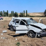 TAKLA ATAN OTOMOBİL HURDAYA DÖNDÜ: 2 YARALI