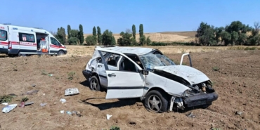 TAKLA ATAN OTOMOBİL HURDAYA DÖNDÜ: 2 YARALI