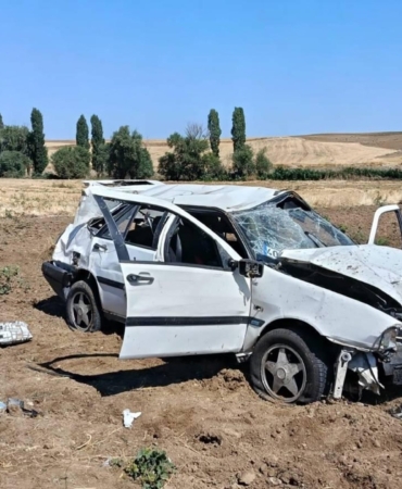 TAKLA ATAN OTOMOBİL HURDAYA DÖNDÜ: 2 YARALI
