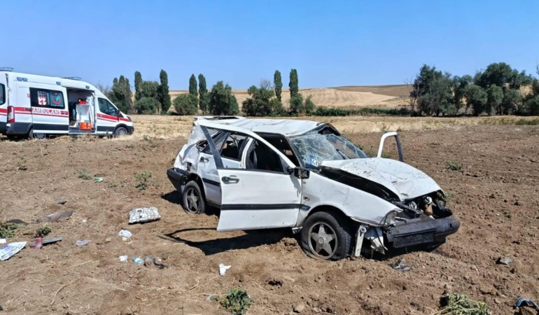 TAKLA ATAN OTOMOBİL HURDAYA DÖNDÜ: 2 YARALI