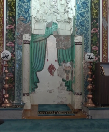 TARİHİ CAMİDE SIVALAR AKTI 550 YILLIK TARİH ORTAYA ÇIKTI TUZ PAZARI CAMİİ'NİN DUVARLARINDAN TARİH ÇIKTI, 1961'DE BOYANAN DUVARLAR DÖKÜLÜNCE OSMANLI MOTİFLERİ ORTAYA ÇIKTI
