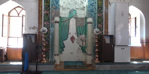 TARİHİ CAMİDE SIVALAR AKTI 550 YILLIK TARİH ORTAYA ÇIKTI TUZ PAZARI CAMİİ'NİN DUVARLARINDAN TARİH ÇIKTI, 1961'DE BOYANAN DUVARLAR DÖKÜLÜNCE OSMANLI MOTİFLERİ ORTAYA ÇIKTI