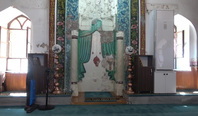 TARİHİ CAMİDE SIVALAR AKTI 550 YILLIK TARİH ORTAYA ÇIKTI TUZ PAZARI CAMİİ'NİN DUVARLARINDAN TARİH ÇIKTI, 1961'DE BOYANAN DUVARLAR DÖKÜLÜNCE OSMANLI MOTİFLERİ ORTAYA ÇIKTI
