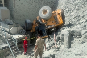 TAŞ OCAĞINDA DUVARDAN DEVRİLEN İŞ MAKİNESİNDEKİ İŞÇİ ÖLDÜ