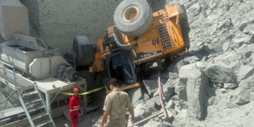 TAŞ OCAĞINDA DUVARDAN DEVRİLEN İŞ MAKİNESİNDEKİ İŞÇİ ÖLDÜ