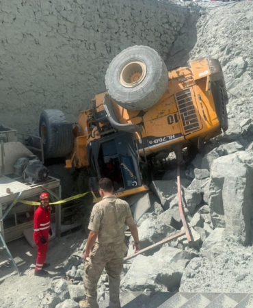 TAŞ OCAĞINDA DUVARDAN DEVRİLEN İŞ MAKİNESİNDEKİ İŞÇİ ÖLDÜ
