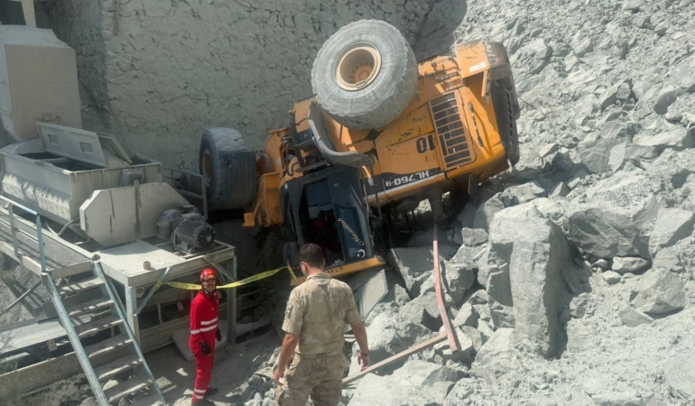 TAŞ OCAĞINDA DUVARDAN DEVRİLEN İŞ MAKİNESİNDEKİ İŞÇİ ÖLDÜ