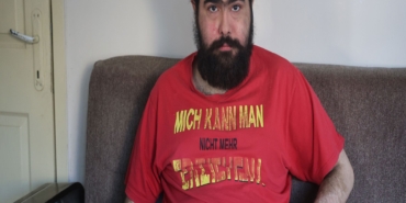TEDAVİYİ REDDEDEN TELEFON BAĞIMLISI BARIŞ, SANAL DÜNYADAKİ YAŞAMINA GERİ DÖNDÜ "İSTESEM DÜZELİRİM AMA İSTEMİYORUM" DİYEN BARIŞ, TELEFON BAŞINDAKİ HAYATINA DÖNDÜ