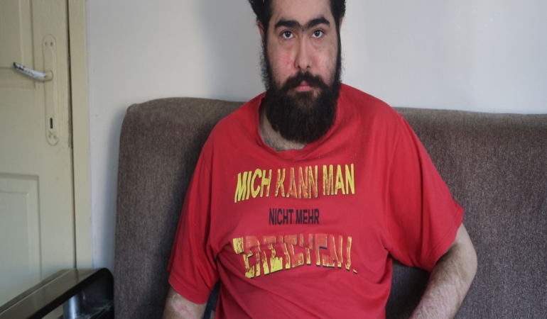 TEDAVİYİ REDDEDEN TELEFON BAĞIMLISI BARIŞ, SANAL DÜNYADAKİ YAŞAMINA GERİ DÖNDÜ "İSTESEM DÜZELİRİM AMA İSTEMİYORUM" DİYEN BARIŞ, TELEFON BAŞINDAKİ HAYATINA DÖNDÜ