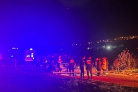 TERS ŞERİDE GİREN ALKOLLÜ TIR SÜRÜCÜSÜ MOTOSİKLETE ÇARPTI: 2 ÖLÜ, 1 YARALI