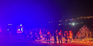 TERS ŞERİDE GİREN ALKOLLÜ TIR SÜRÜCÜSÜ MOTOSİKLETE ÇARPTI: 2 ÖLÜ, 1 YARALI