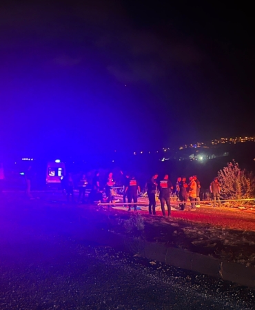 TERS ŞERİDE GİREN ALKOLLÜ TIR SÜRÜCÜSÜ MOTOSİKLETE ÇARPTI: 2 ÖLÜ, 1 YARALI