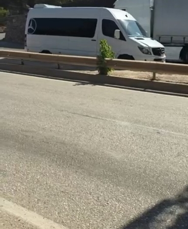 TERS ŞERİDE GİREN SERVİS MİNİBÜSÜ TEHLİKE SAÇTI